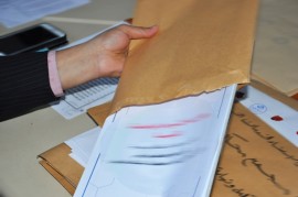 لجنة العطاءات بالوزارة تباشر فرز عروض المناقصة (2) لجنة العطاءات بالوزارة تباشر فرز عروض المناقصة (2)