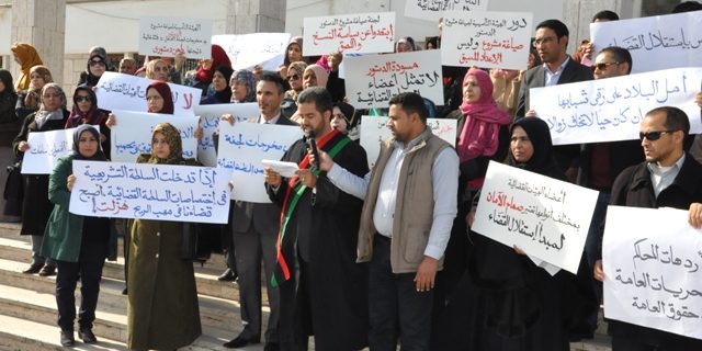 وقفة احتجاجية بمجمع المحاكم2