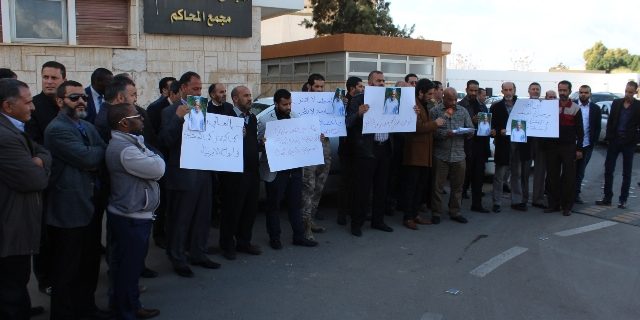 وقفة احتجاجية لأعضاء وموظفي مكتب النائب العام