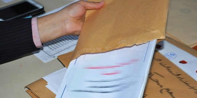 لجنة العطاءات بالوزارة تباشر فرز عروض المناقصة (2)