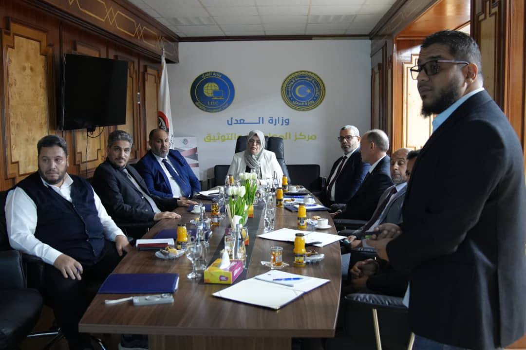 معالي وزيرة العدل تجري زيارة لمركز المعلومات والتوثيق.